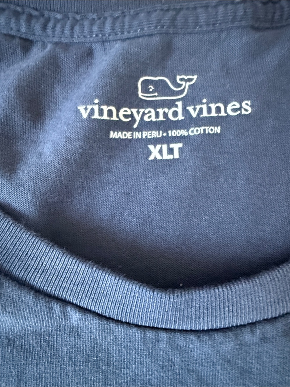 Vineyard Vines Men’s Navy Short-Sleeve Pocket Tee with Pink Whale - Picture 2 of 7